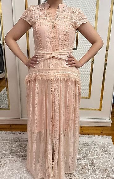 Pudra rəngli, zərif krujeva detallı uzun paltar. - Rəng: açıq