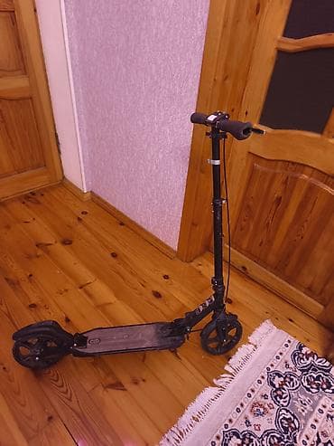 Dəbilqələr: Şəhər nəqliyyatı üçün yığcam və praktik kick skuter. Xüsusiyyətlər: - — 3