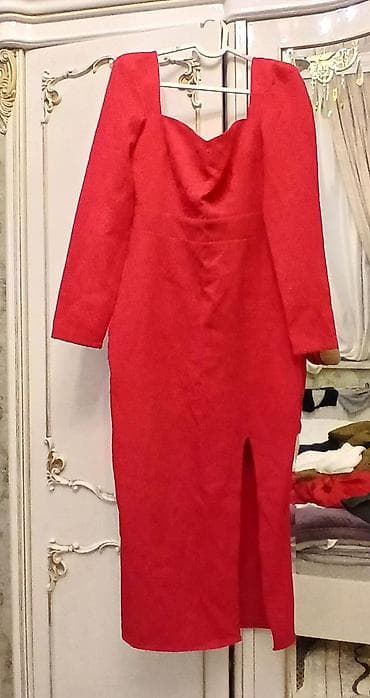 Qırmızı rəngdə zərif qadın donu - Model: midiyə yaxın uzunluq, qələm