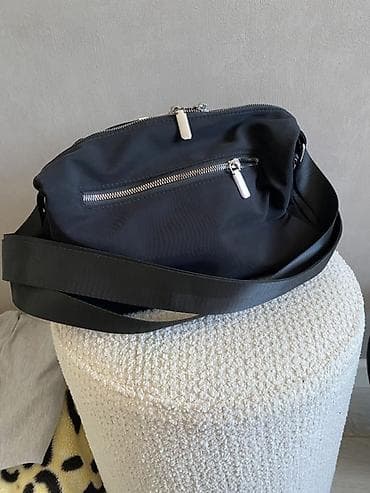 su baseni: Qara çapraz çanta - Rəng: qara, ön hissədə üç ədəd ağ zolaq detalı - — 2