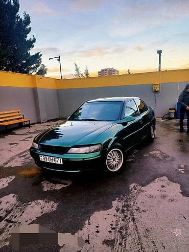 samara maşın: Opel Vectra sedan – yaşıl rəng, 4 qapı, AZ nömrə nişanı. Şəhərdaxili — 2