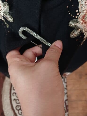 gul hicab instagram: Naxışlı qadın kardiganı. Qara rəngdədir və üzərində güllü naxışlar — 3