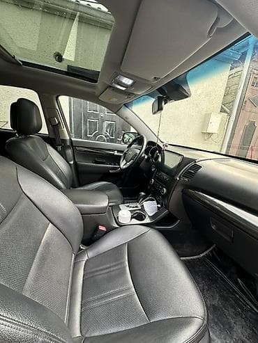 Kia Sorento – 7 yerlik SUV Xüsusiyyətlər: - Geniş salon, 3-cü cərgəyə — 7