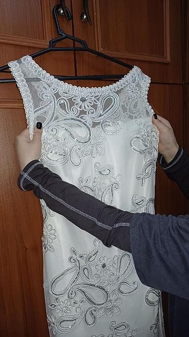 Bir neçe defe geyinilib. Ön hisse bağlı, kürek hisse açigdir. 15