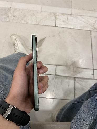 minik telefonlar: Məhsul: Yaşıl rəngli smartfon Xüsusiyyətlər və təsvir: - Korpus: Mat — 2