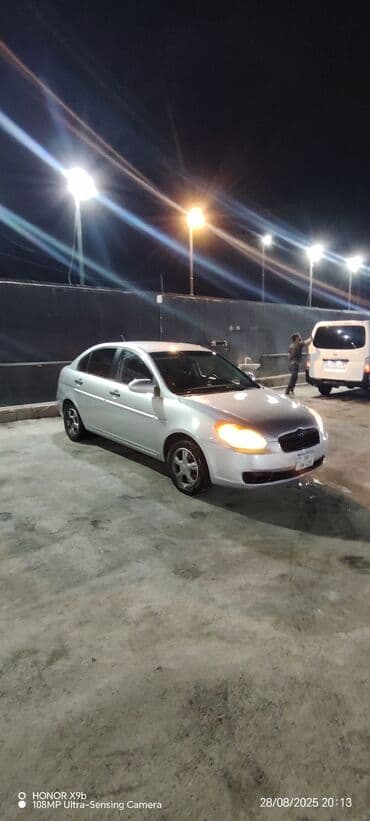 on şuşə: Hyundai Accent sedan – gümüşü rəng Xarici: - 4 qapılı sedan kuzov - — 2