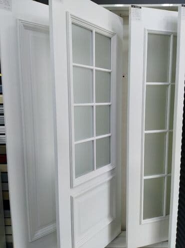 şüşə qaplar: Ağ rəngli daxili qapı, yuxarı hissəsində altı şüşə panelli və aşağı — 1