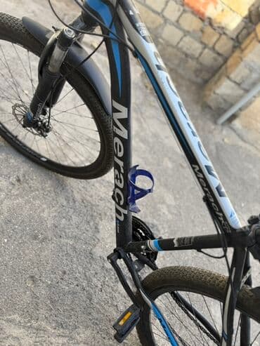 asma mühərrikli velosiped nədir: 29 olculu Merach dağ velosipedi, qara rəngdə və mavi detallarla — 7