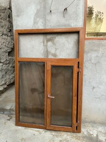 pencere rasotkalari: Taxta rəngli PVC pəncərə, iki bölmədən ibarətdir. Yuxarı hissə tək — 4