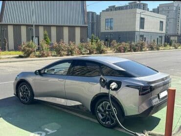 chevrolet azerbaijan satis merkezi: Bu, dörd qapılı, gümüşü rəngli elektrik avtomobilidir. Avtomobilin — 6