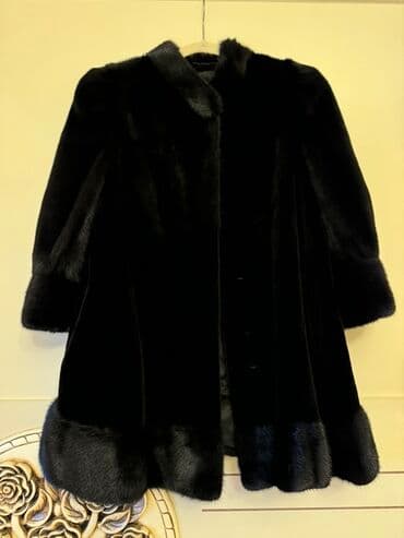 qadınlar üçün qısa paltolar: Zərif qara rəngdə, yaxası və qolları xəz bəzəkli, dizdən yuxarı — 1