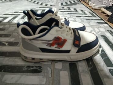 ağ sandallar: Idman ayaqqabısı 44 razmer - Rəng: ağ–tünd mavi (narıncı detallar) - — 4