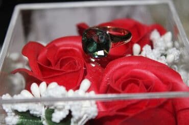 tek qas qizil uzukler: 18 k qizil suyuna salinmis svarovski qaslarla bezedilmis UZUK — 2