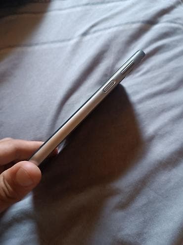 sabit muhafize xidmeti: Smartfon – üçlü arxa kamera və damla tipli ön kamera kəsiyi — 4