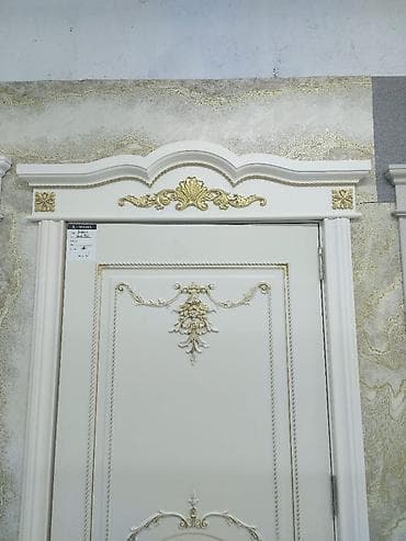 paneli: Ağ rəngli taxta interyer qapısı – klassik üslubda dekorativ relyef və — 2