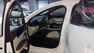 BYD Qin Plus DM-i sedan - Kuzov: ağ rəngli 4 qapılı sedan — 7