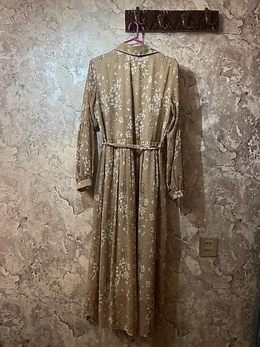 təbii qadın şubaları: Qadın uzun don - Rəng: açıq qəhvəyi/boz-bej tonlarında - Naxış: xırda — 2