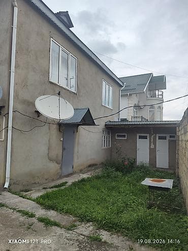 heyet evler: Qusar şəhərində, Xıdır restoranı ilə üzbəüz yerləşən iki mərtəbəli ev — 2