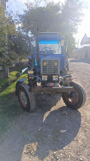 ceşqa fara: Mavi rəngli Belarus MTZ traktoru - Kabinli, geniş görünüşlü ön şüşə — 1