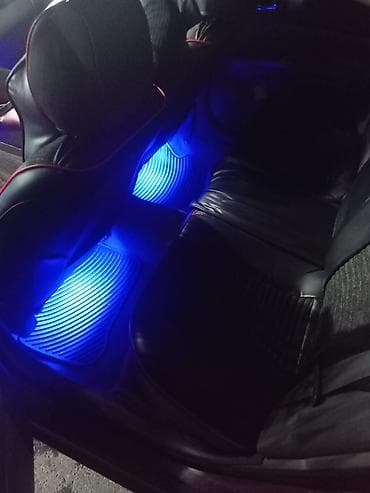 qalmaq şərti ilə prius: Toyota Prius hibrid hetçbek, qırmızı rəng. - Kuzov: 5 qapı — 7