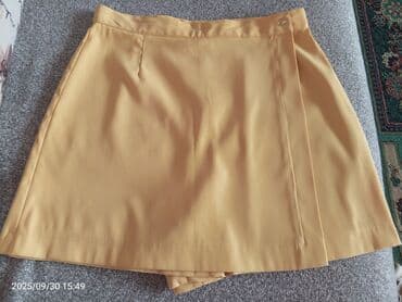 Sarı rəngli skort (şort-ətək) 
Razmer S-M
Geyinilməyib