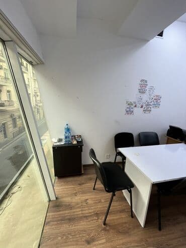 Kommersiya daşınmaz əmlakının satışı: Ofis/iş otağı icarəsi üçün təqdim olunur. Xüsusiyyətlər: - Şəhər — 4