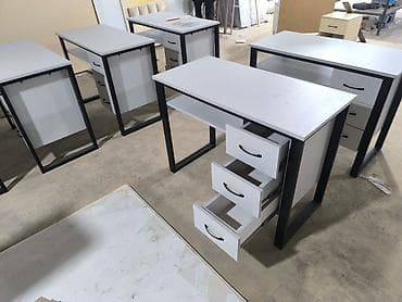 ikinçi əl mebel: Masa – ofis/iş masası, 3 çekmecəli - Dizayn: minimal və müasir. Ağ — 1