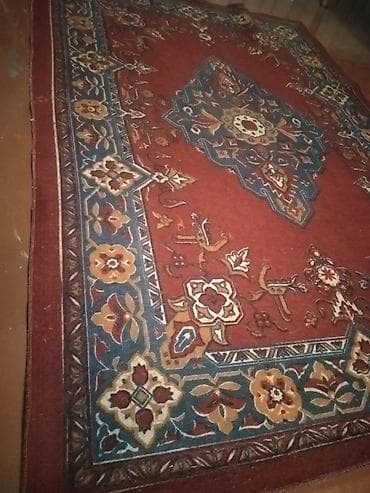 qırmızı xalca: Qırmızı əsaslı, Şərq üslublu xalça - Dizayn: Mərkəzdə çoxbucaqlı göy — 3