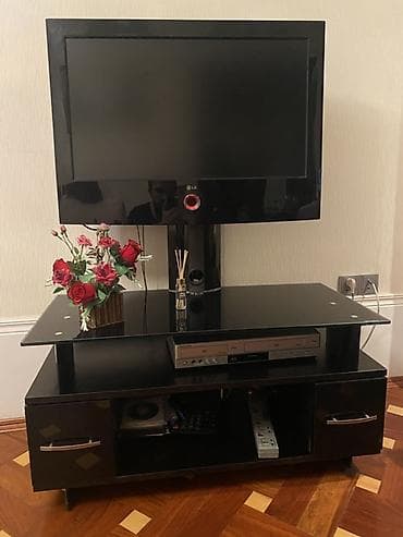 qara ekran sekilleri: İşlənmiş, Düz TV altlığı, Polkalı, Şüşəli — 1