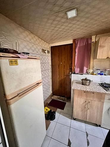 room: Səbail rayonu Talstoy kücəsi Maqdonels-ə yaxın 2\1-ci mərtəbəsində 1 — 4