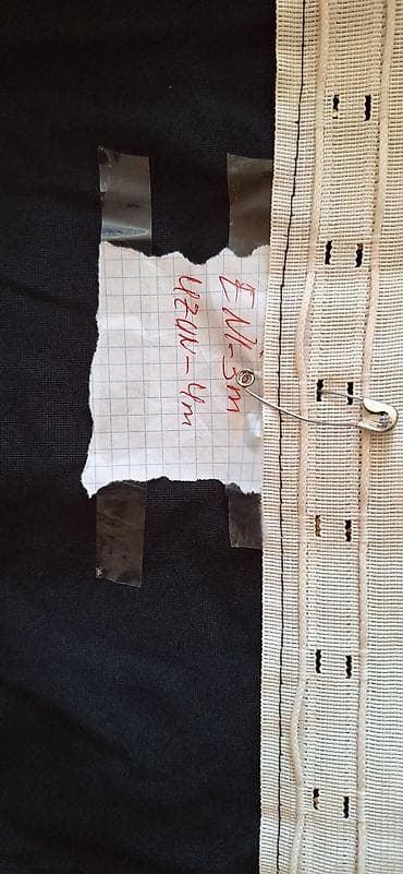 jalüs: Qara məxməri effektli parça üzərində qızılı mermer naxışlı qalın pərdə — 9