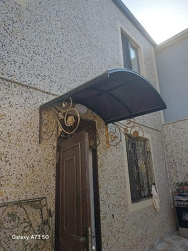 Qapı üstü metal tentə təqdim olunur. Model giriş hissəsi üçün nəzərdə — 1