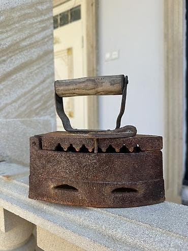 Antik kömür ütüsü – döküm dəmirdən, üst hissəsi açılan qapaqlı model — 1