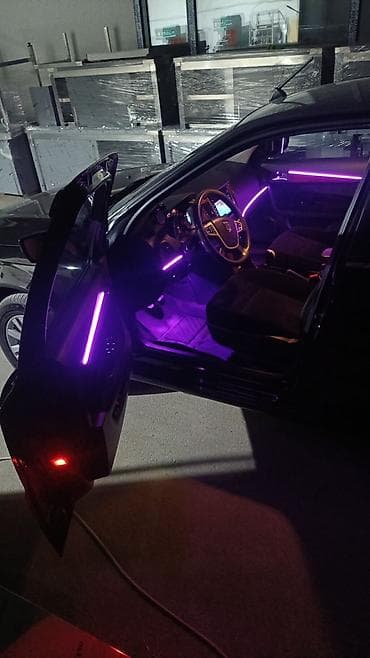 kvadrosikl satilir: Avtomobil: Qara rəngli sedan Detallar: - Kəskin xətli ön faralar — 2