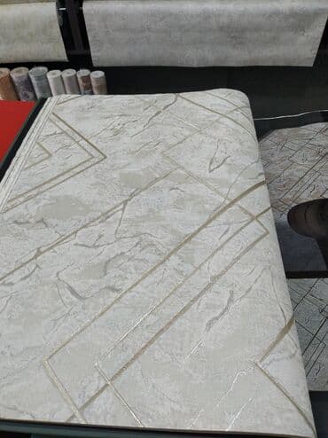 Beton və beton məmulatları: Ağ rəngli divar kağızı açıq fon üzərində tünd rəngli damarlı — 1