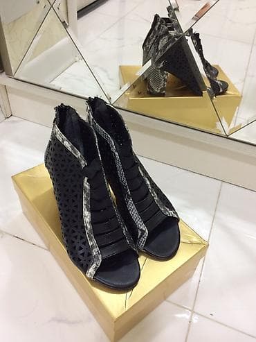 Ayaqqabi 38razmerdi 20 azn satilir hec bir deffekti yoxdu — 2