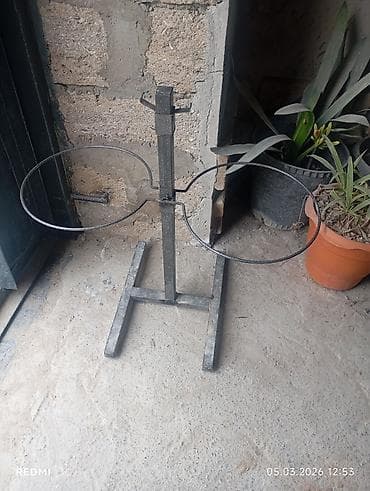 Itlər üçün yemək ve su qabı qoyan aşağı yuxarı tənzimlici - Material