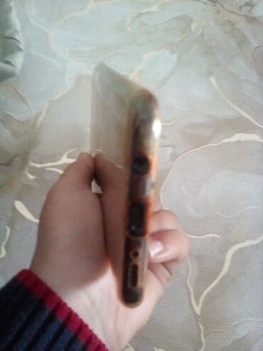 diş: Məhsul: Smartfon Təsvir: - Arxa tərəfdə şaquli düzülüşlü üçlü kamera — 3