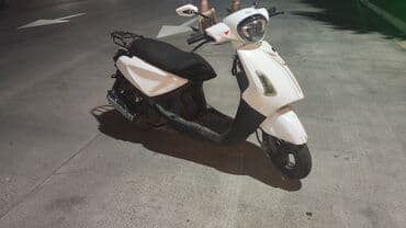 Motonəqliyyatın icarəsi: Şəhər içi rahat hərəkət üçün ağ rəngli skuter/süpürgə tipli moto — 7