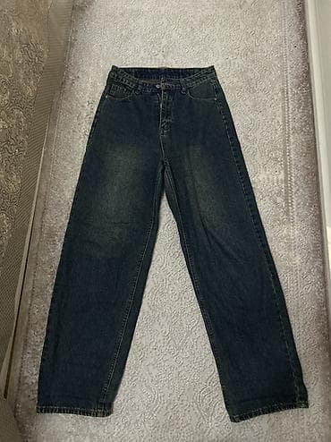 - Məhsul: Cins şalvar - Rəng: Tünd mavi (yüngül solma effektləri ilə)