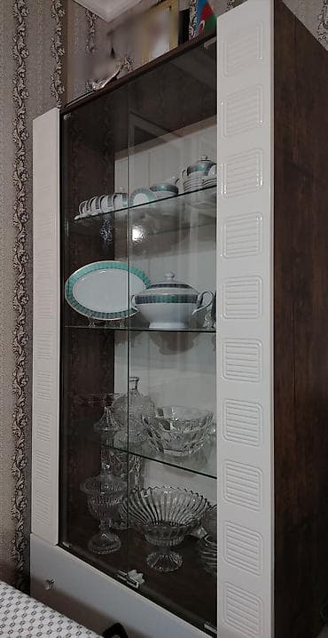 Şüşəli dolab vitrini