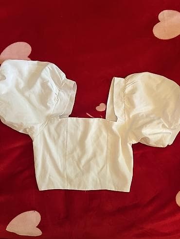 Ağ rəngli qısa top – kvadrat dekolte və həcimli puff qol detallı — 1