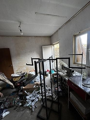 Metal konstruksiyalı, qara rəngli paltar asılqanı. Bu mərtəbəüstü