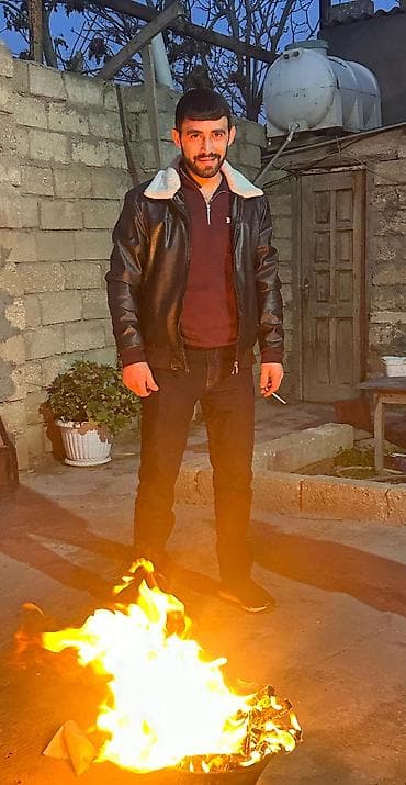 Kababci isi axdariram - Model: klassik qara rəng, beldən oturan kəsim