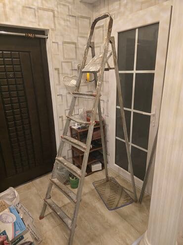 Kömürsındıran çəkiclər: Təcili 30 azn, hündürlüyü 2 metr olan dəmir nərdivar satılır. Metal — 1