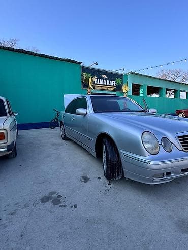 avtomobil lada: Mercedes-Benz E-Class (W210) sedan - Gümüşü rəng, 4 qapılı sedan — 1