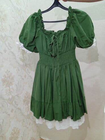 geniş toqqalı ətəklər: Qadın paltarları – 2 model İkisi birgə 50 AZN 1) Yaşıl rəngli — 1