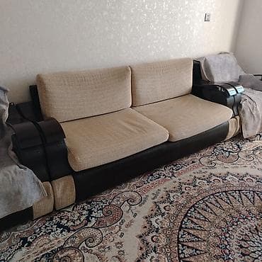 yumuşaq: Bej rəngli yumşaq parça oturacaqlı, tünd qəhvəyi baza və yanlıqlara — 2
