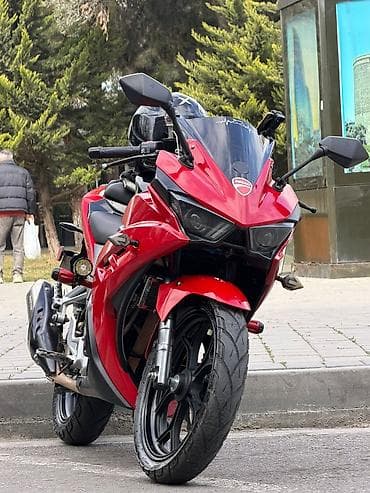 tekerler type 1: Qırmızı sport üslubunda motosiklet - Korpus: tam qaplama (full — 10