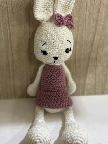 ağ kedlər: Əl işi amigurumi dovşan oyuncağı — 1